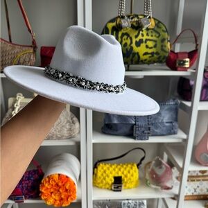 Glamourpuss Tweed White Pearl Hat ☁️